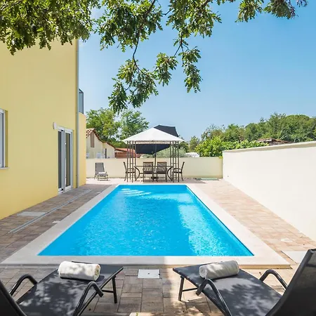 Ferienhaus Cozy In With Kitchen Poreč